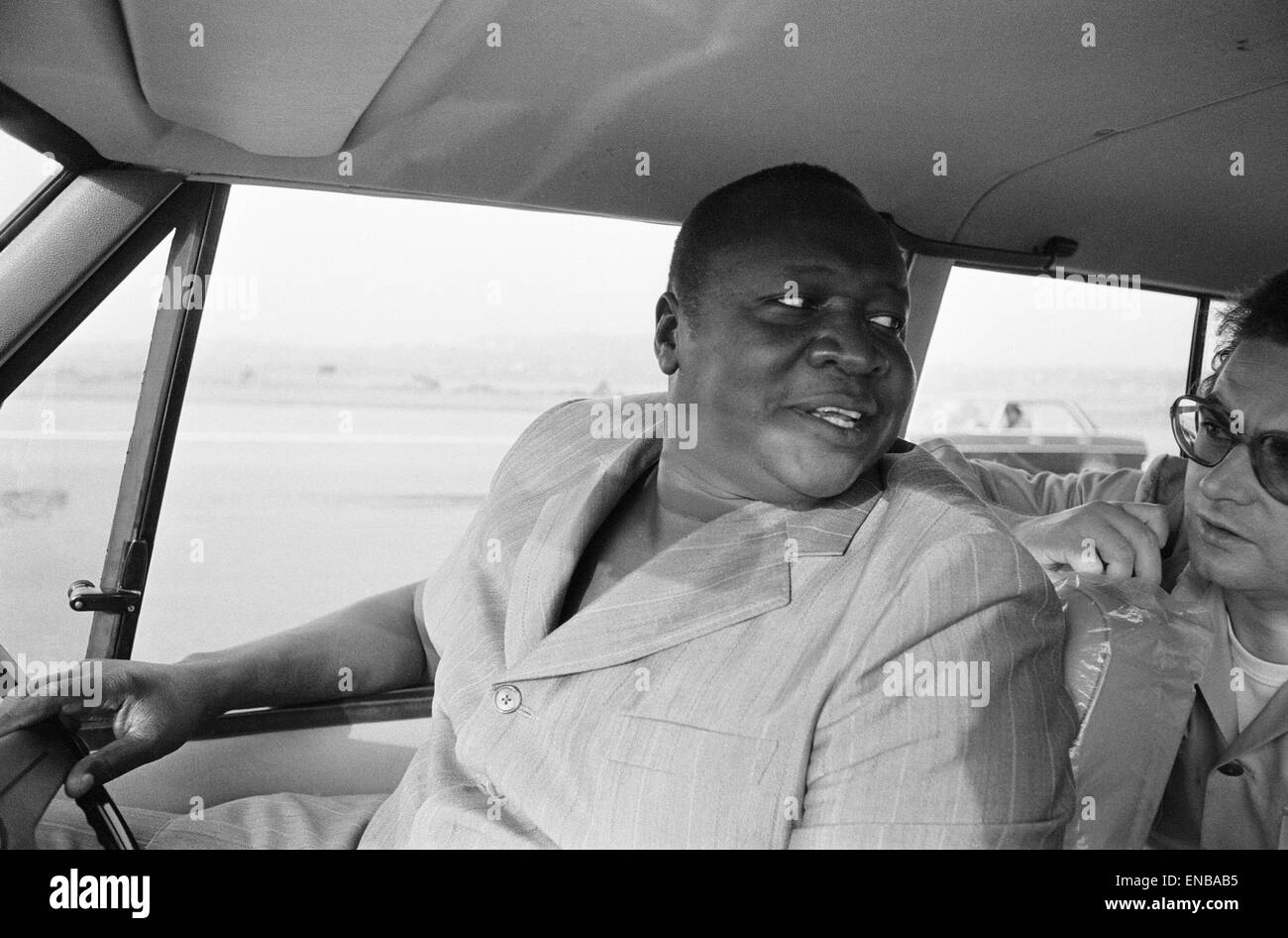 Presidente Idi Amin al volante della sua Range Rover a Entebbe aeroporto vicino a Kampala, Uganda. Il 27 febbraio 1977. Foto Stock
