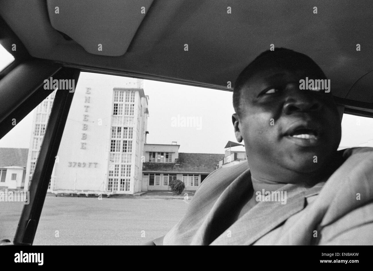 Presidente Idi Amin al volante della sua Range Rover a Entebbe aeroporto vicino a Kampala, Uganda. In fondo è il terminal dove i passeggeri ed equipaggio di un dirottamento aereo di Air France sono stati tenuti in ostaggio l'anno precedente. Il 27 febbraio 1977. Foto Stock