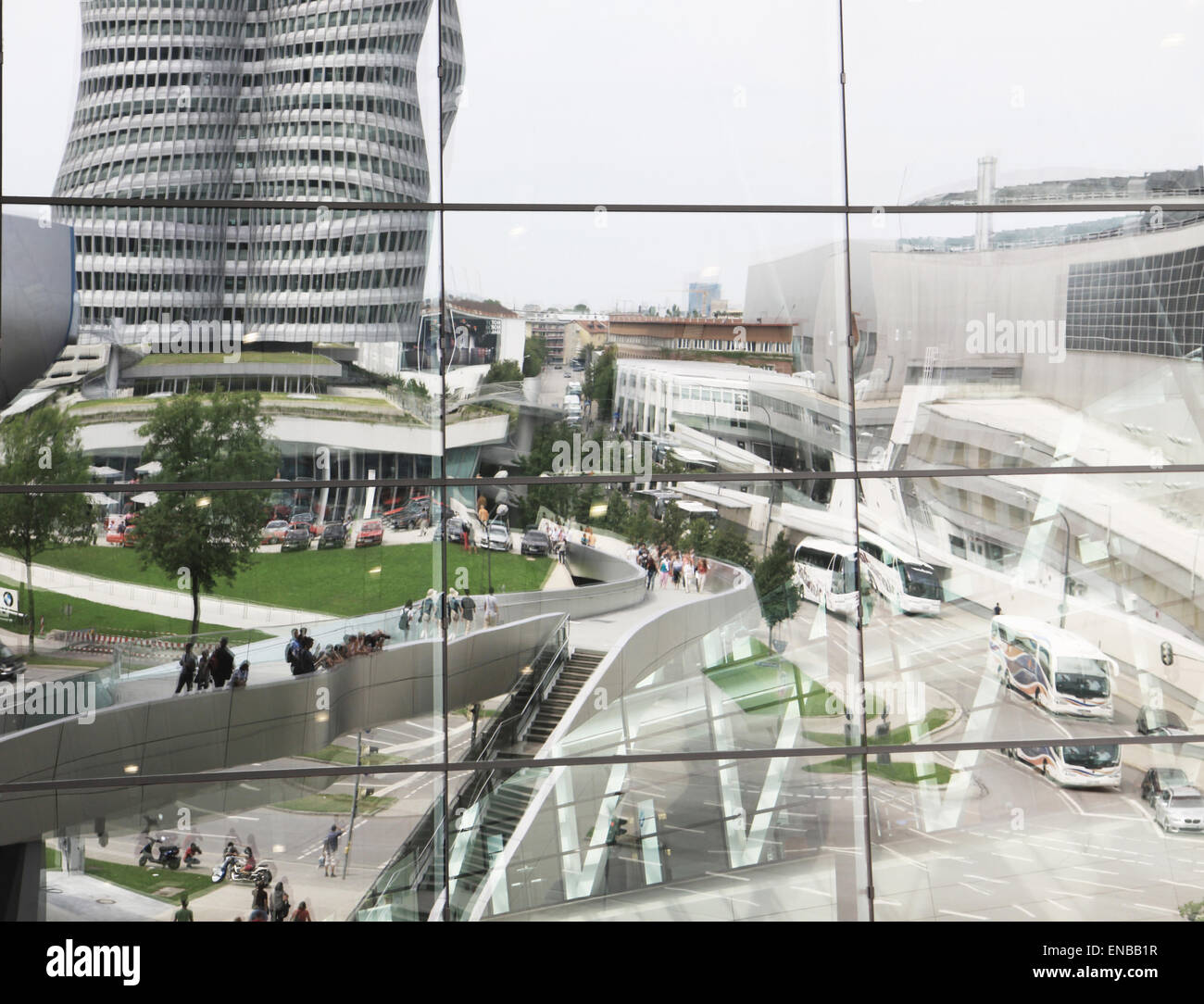 Monaco di Baviera, Germania - BMW sede e museo BMW riflessione sulla futuristica facciata di vetro del mondo BMW Foto Stock