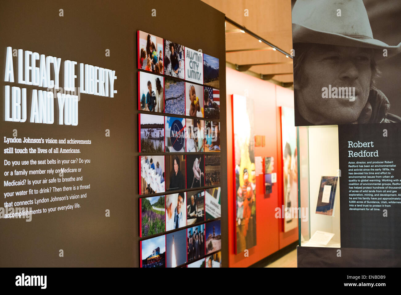 LBJ Library Legacy of Liberty Exhibition Gallery Austin Texas | AUSTIN, Texas, Stati Uniti — la mostra "A Legacy of Liberty: LBJ and You" alla LBJ Presidential Library collega la legislazione della Great Society di Lyndon Johnson alla vita quotidiana americana, con un mosaico fotografico che tocca la NASA, Medicare e la sicurezza delle cinture di sicurezza accanto a un pannello sull'attivismo ambientale dell'attore Robert Redford. Il 89° Congresso, convocato sotto Johnson tra il 1965 e il 1967, approvò una vasta legislazione interna che ancora oggi forma la politica federale. Foto Stock