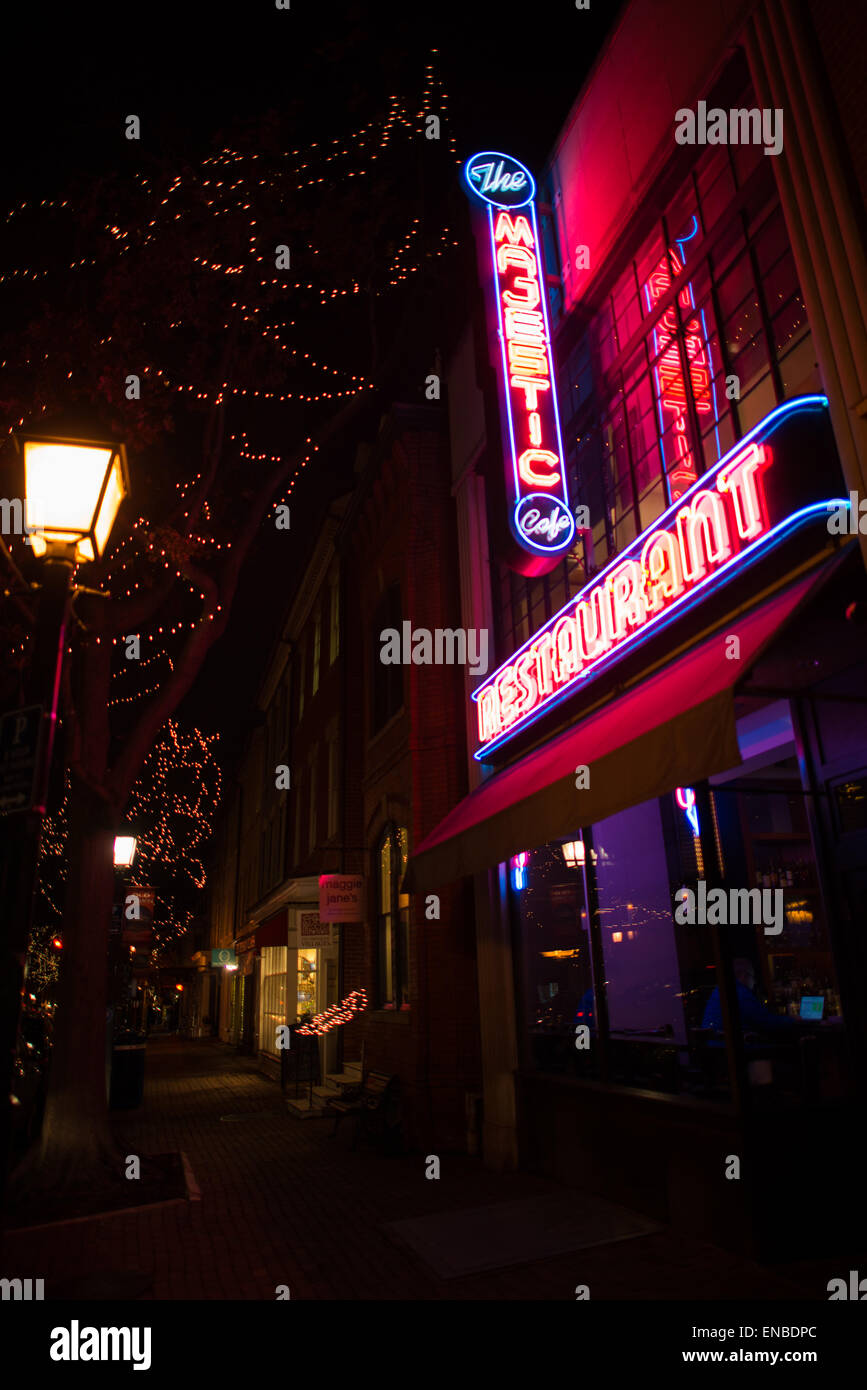 Majestic Cafe Neon Sign Old Town Alexandria Virginia // ALEXANDRIA, Virginia, Stati Uniti - il Majestic Cafe, un ristorante storico nel centro storico di Alexandria, offre un'esperienza culinaria affascinante con la sua atmosfera art deco e la classica cucina americana. Fondato nel 1932, il caffè è un punto di riferimento locale amato, conosciuto per la sua calda atmosfera e le delizie culinarie. Situato in King Street, continua ad attirare sia la gente del posto che i visitatori. Foto Stock