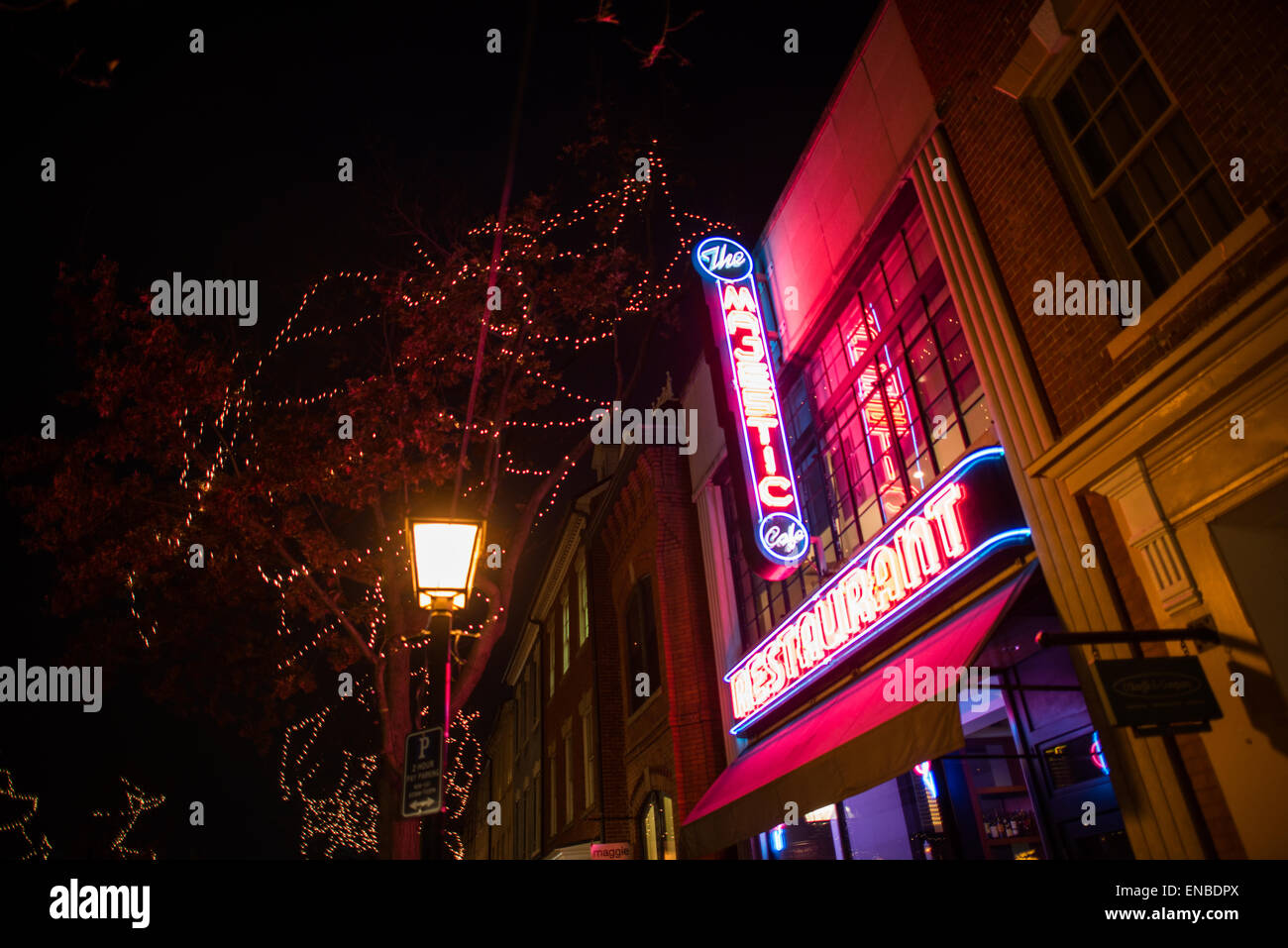 ALEXANDRIA, Virginia, Stati Uniti - il Majestic Cafe, un ristorante storico nella città vecchia di Alexandria, offre un'esperienza culinaria affascinante con la sua atmosfera art deco e la classica cucina americana. Fondato nel 1932, il caffè è un punto di riferimento locale amato, conosciuto per la sua calda atmosfera e le delizie culinarie. Situato in King Street, continua ad attirare sia la gente del posto che i visitatori. Foto Stock