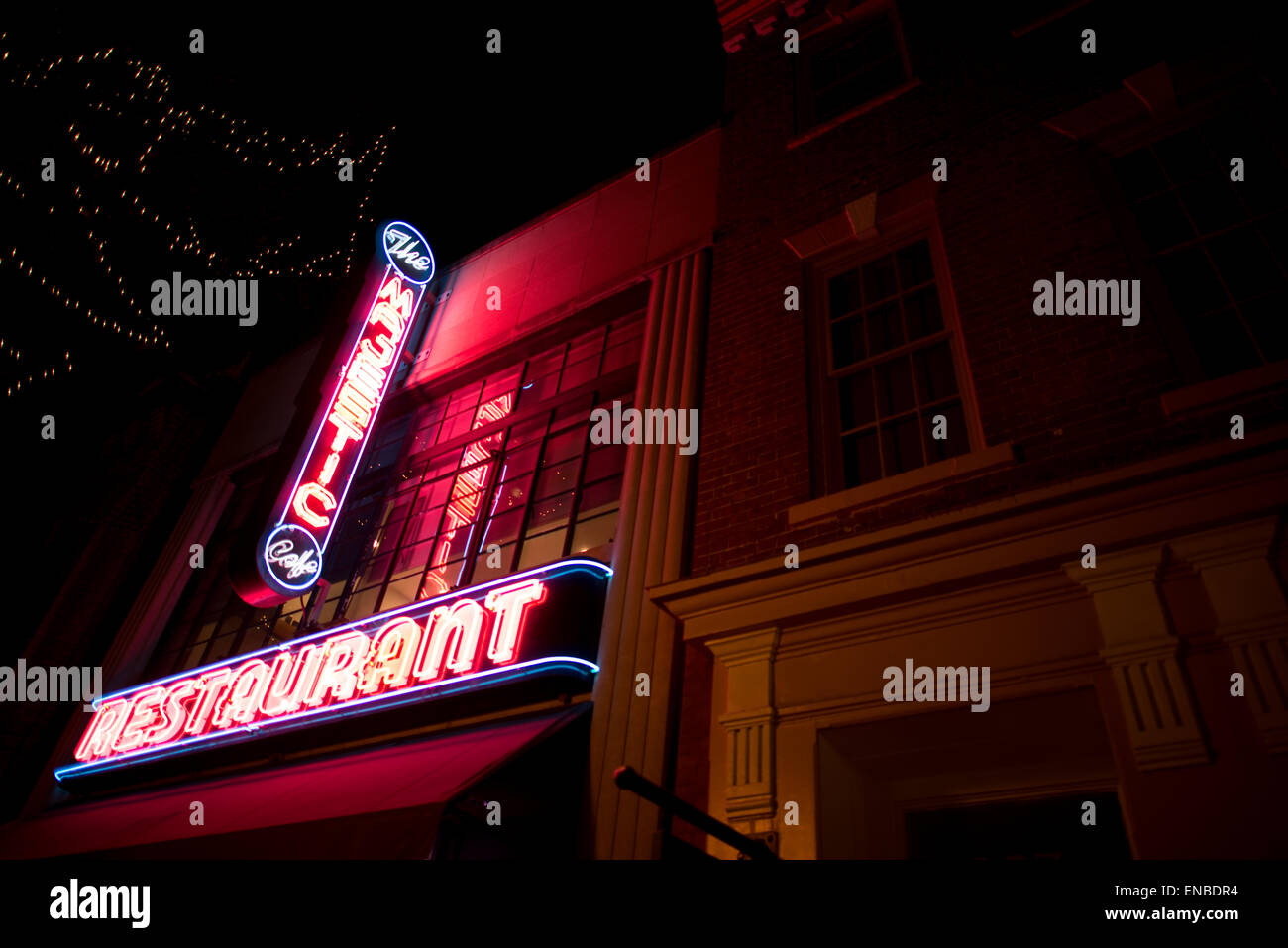 Majestic Cafe Neon Sign Alexandria Virginia // ALEXANDRIA, Virginia, Stati Uniti - il Majestic Cafe, un ristorante storico nella città vecchia di Alexandria, offre un'esperienza culinaria affascinante con la sua atmosfera art deco e la classica cucina americana. Fondato nel 1932, il caffè è un punto di riferimento locale amato, conosciuto per la sua calda atmosfera e le delizie culinarie. Situato in King Street, continua ad attirare sia la gente del posto che i visitatori. Foto Stock