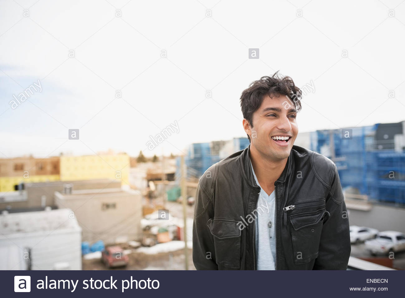 Laughing Man sul tetto urbano Foto Stock
