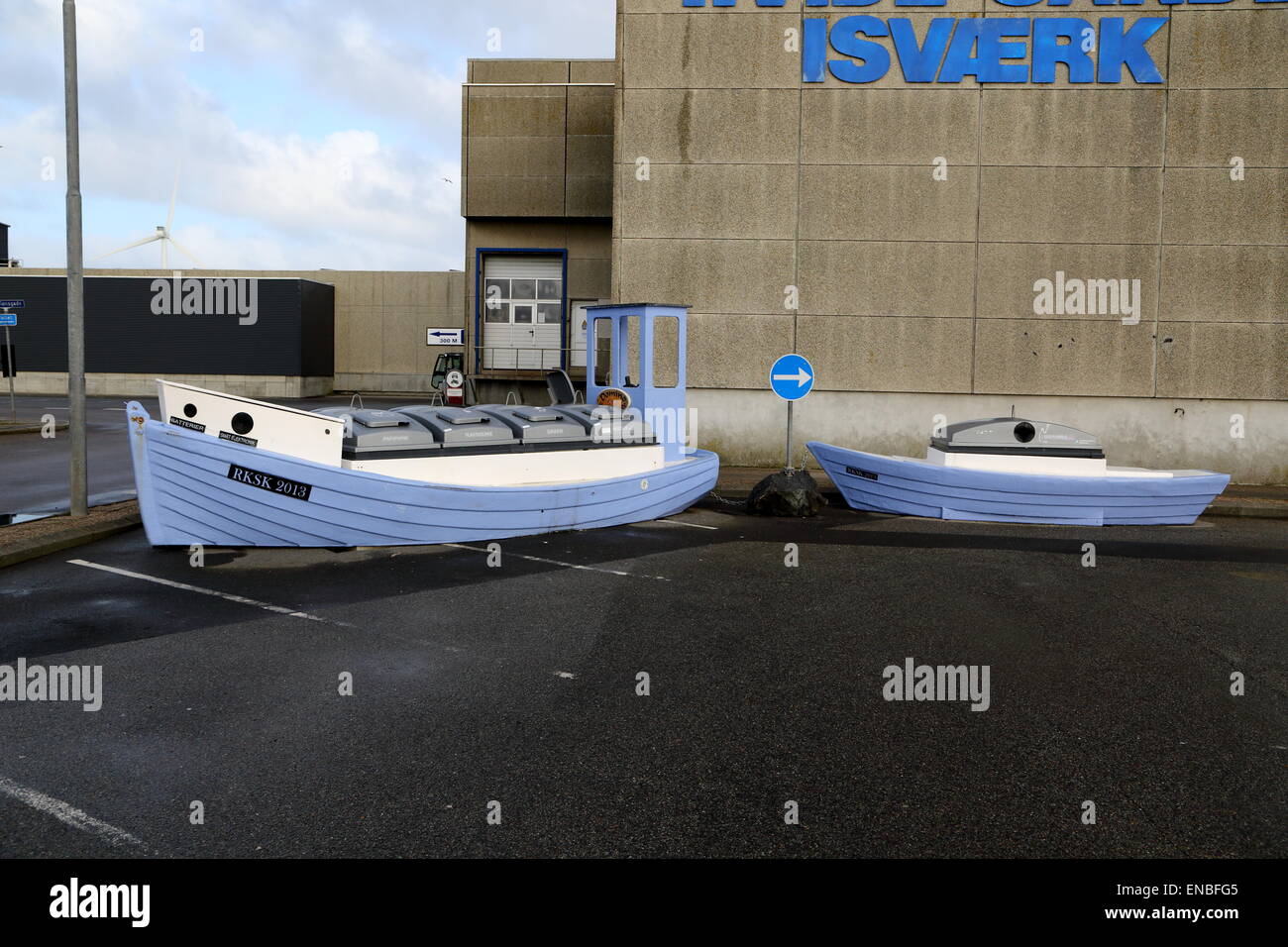 Uso creativo di scartato barche da pesca come una cornice decorativa su contenitori di rifiuti. Foto Stock