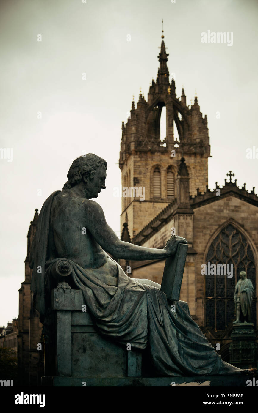 La Cattedrale di St Giles con David Hume statua come il famoso punto di riferimento di Edimburgo. Regno Unito. Foto Stock