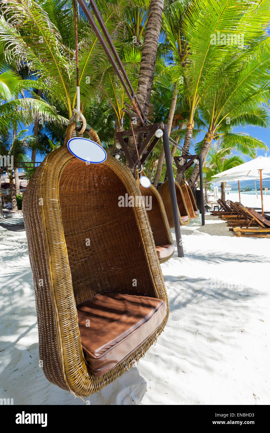 Vuoto appesi sedia di vimini sulla spiaggia tropicale, Filippine, Boracay Foto Stock