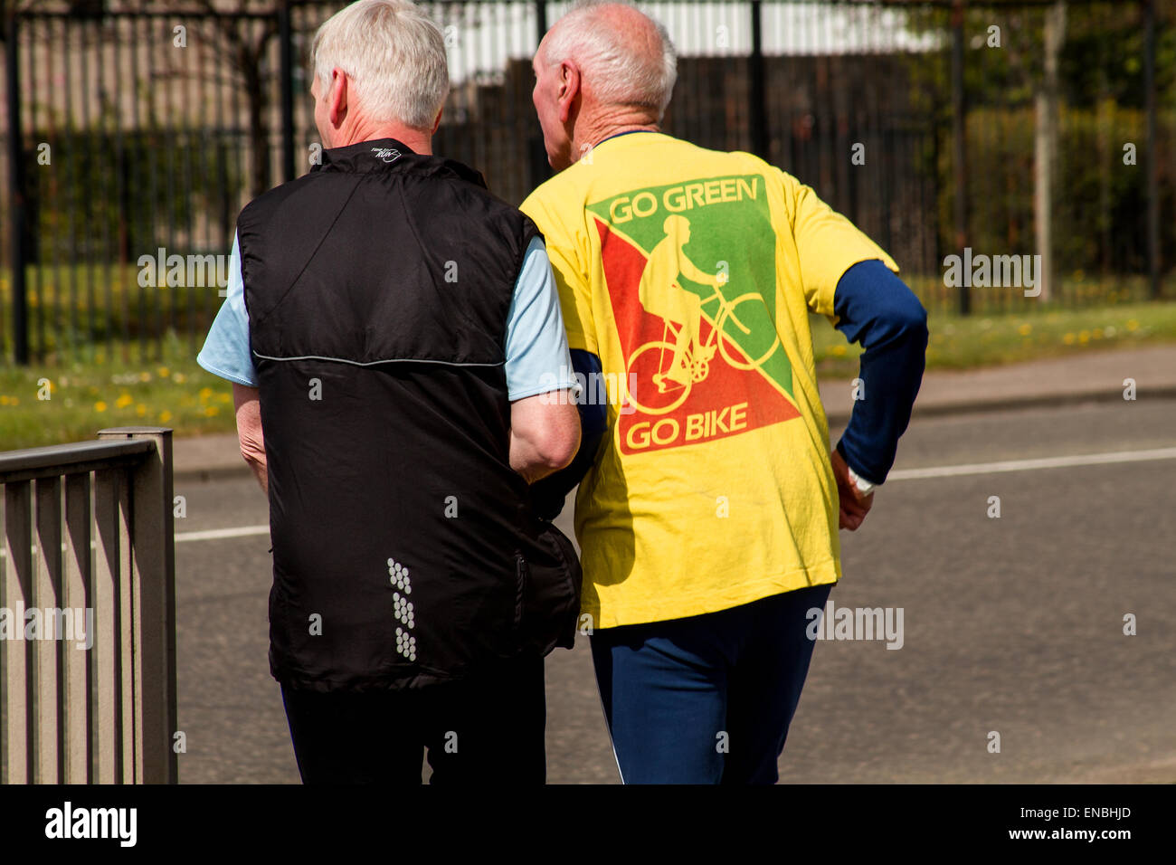 La vecchiaia ai pensionati per tenersi in forma facendo jogging attraverso MacAlpine Road a Kingsway West a Dundee, Regno Unito Foto Stock