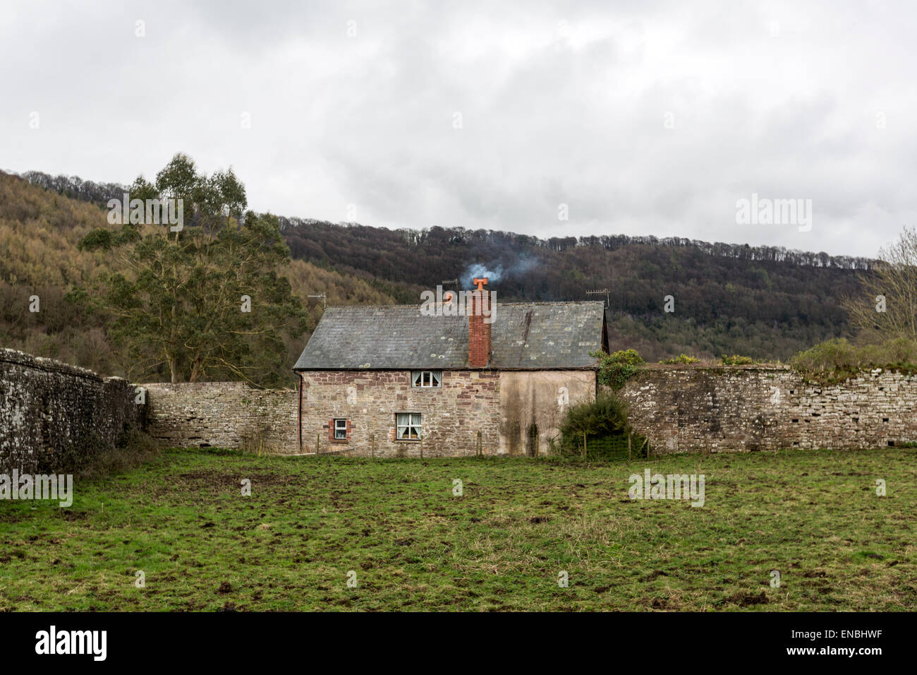 Casa rurale accanto alla Abbazia di Tintern la seconda fondazione cistercense in Gran Bretagna Foto Stock
