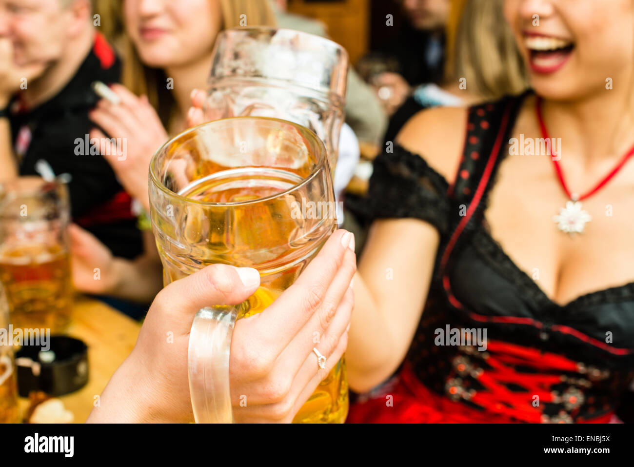 Ragazze bavarese di bere birra Foto Stock