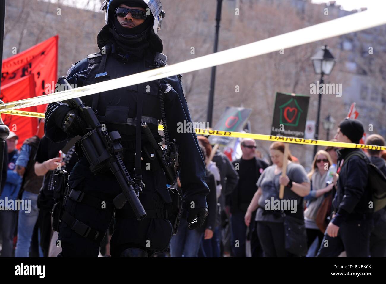 Montreal. Il 1 maggio, 2015. Un poliziotto sta di guardia durante la manifestazione contro le misure di austerità dal governo locale a Montreal, Canada, 1 maggio 2015, gli operai internazionali al giorno. Credito: Kadri Mohamed/Xinhua/Alamy Live News Foto Stock