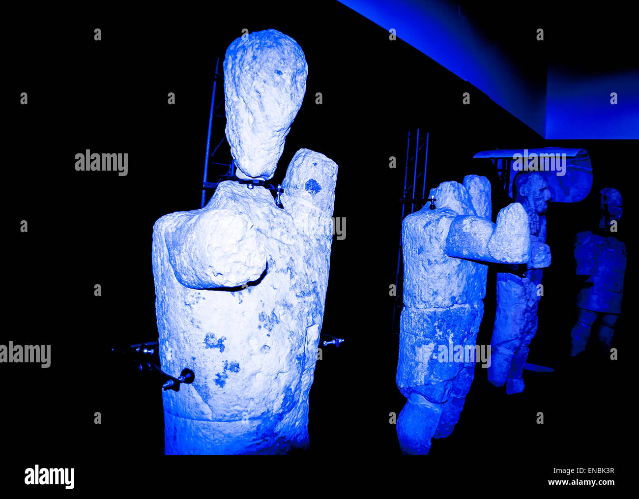 Zombie in pietra senza mani nel buio. Foto Stock