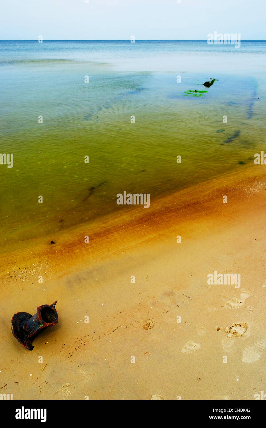 Seascape con naufragio sul mar Baltico a riva in Stegna, Pomerania, Polonia settentrionale. Foto Stock