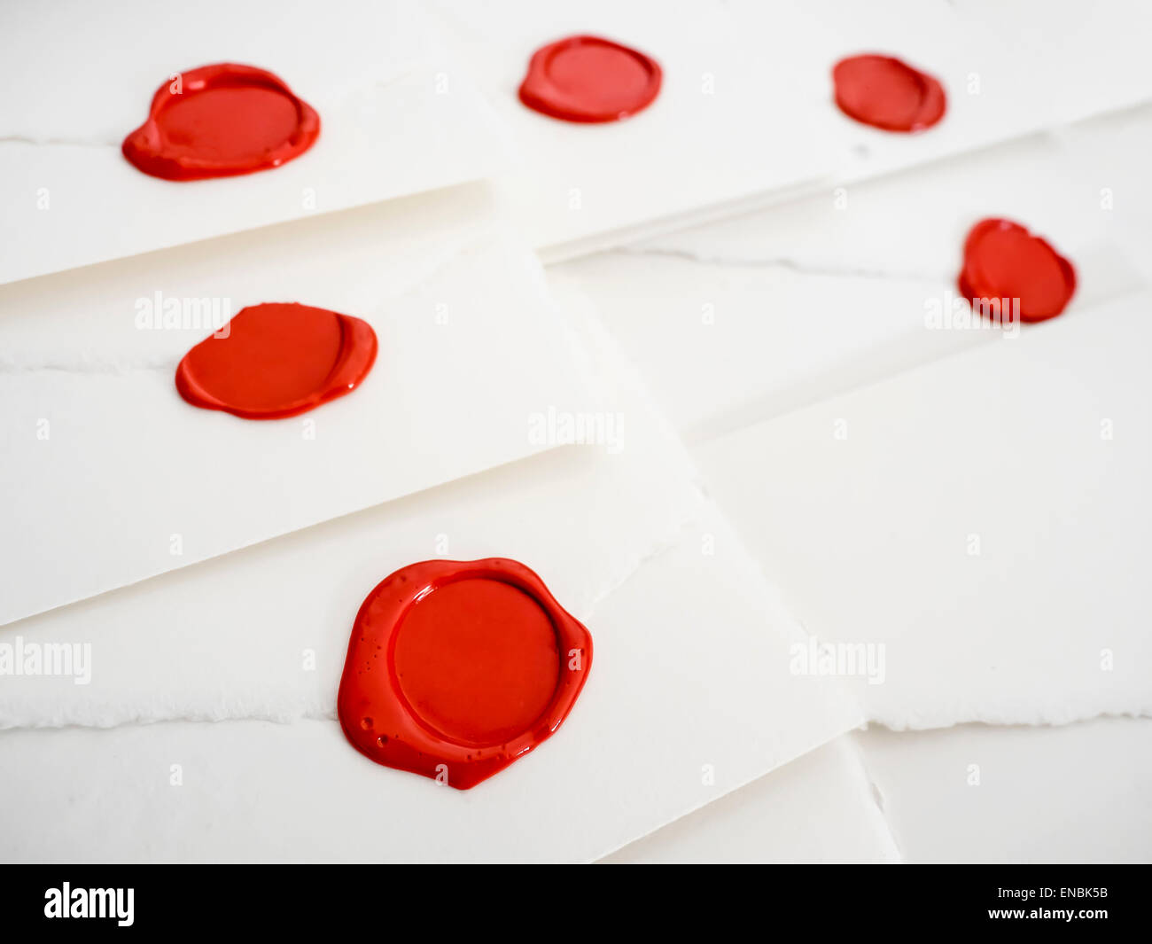 Gruppo di lettere in bianco con il rosso ceralacca Foto Stock