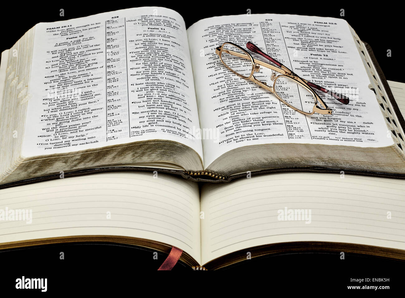 Diario personale studio ufficiale con la Bibbia e gli occhiali da lettura Foto Stock