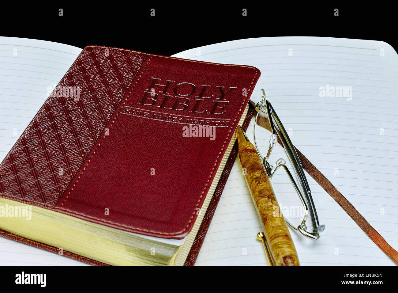 Studio prop libro della Bibbia con diario personale studio ufficiale e penna di business e gli occhiali da lettura Foto Stock