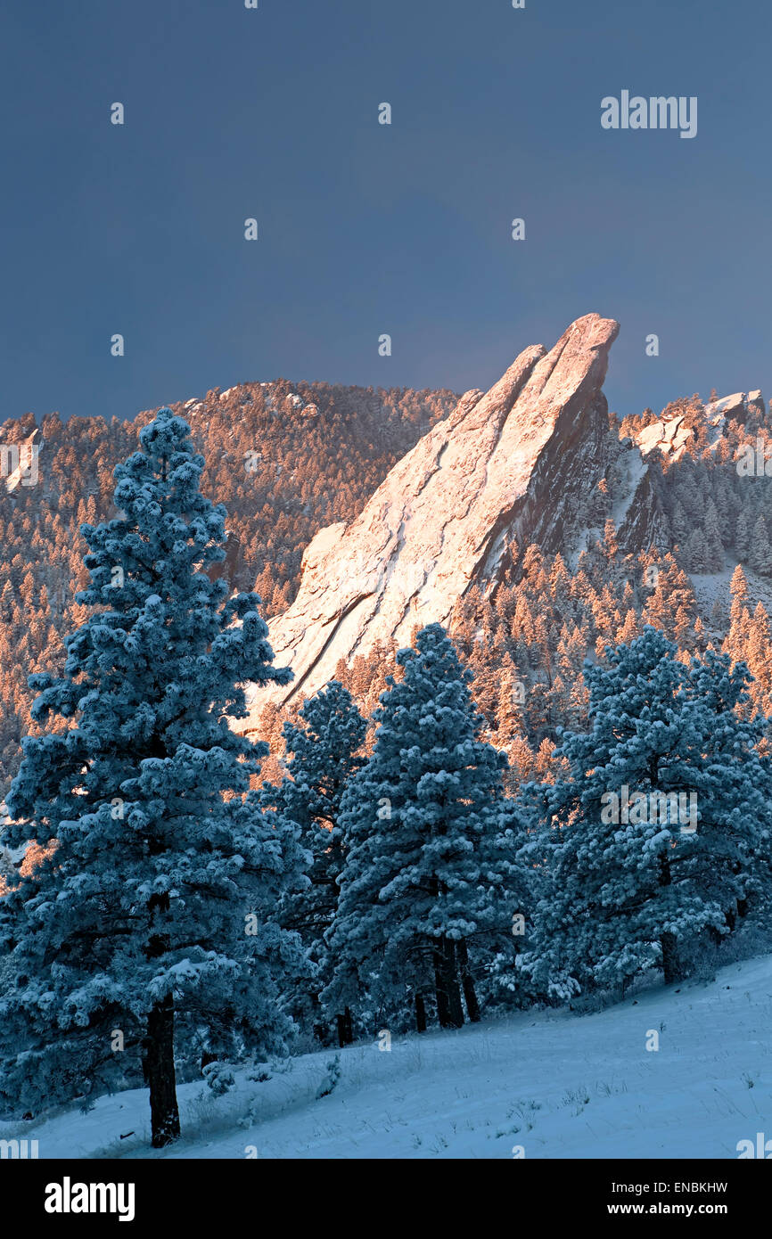 Flatirons ricoperta di neve, Boulder spazio aperto e parco di montagna, Boulder, Colorado, STATI UNITI D'AMERICA Foto Stock