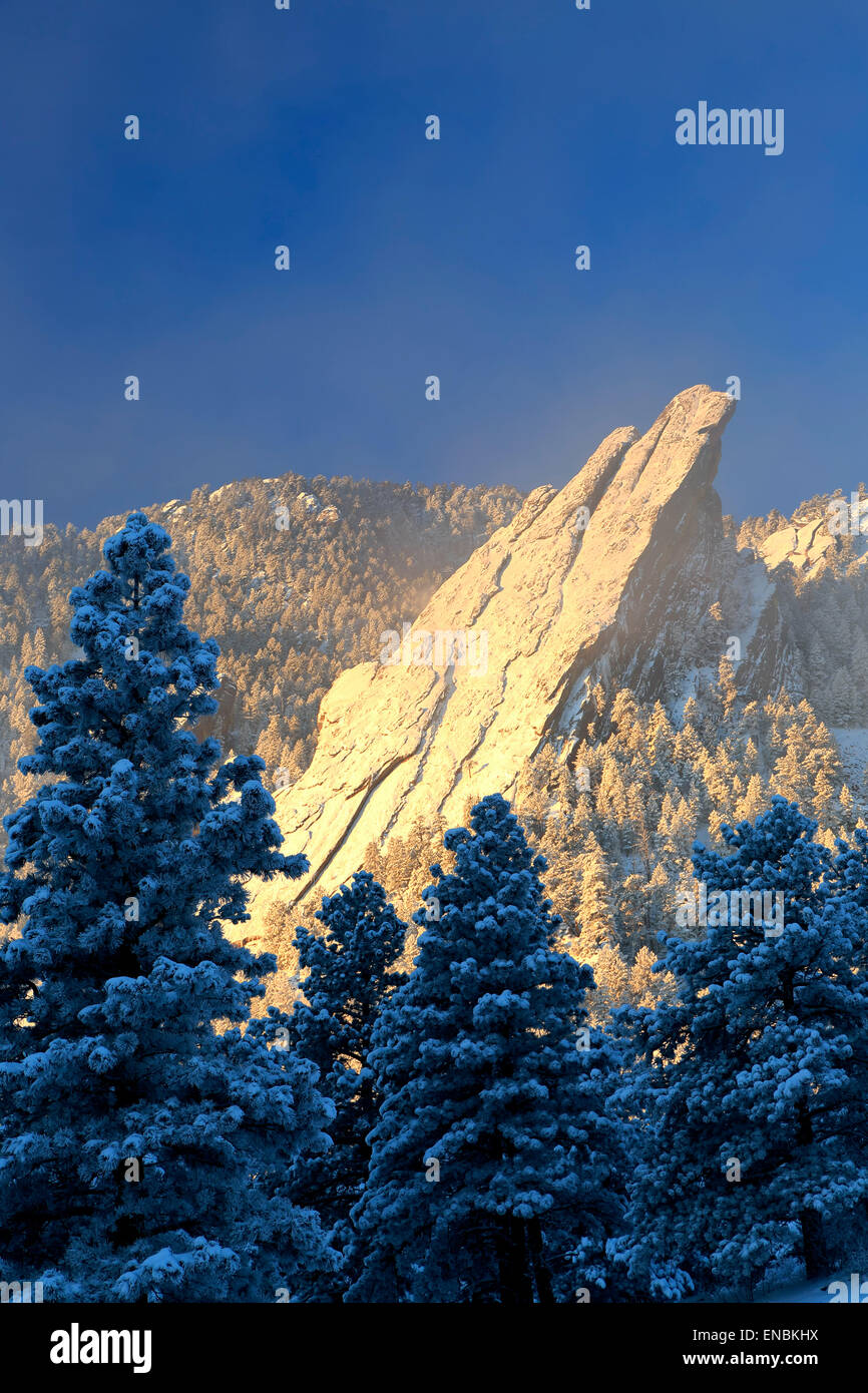 Flatirons ricoperta di neve, Boulder spazio aperto e parco di montagna, Boulder, Colorado, STATI UNITI D'AMERICA Foto Stock