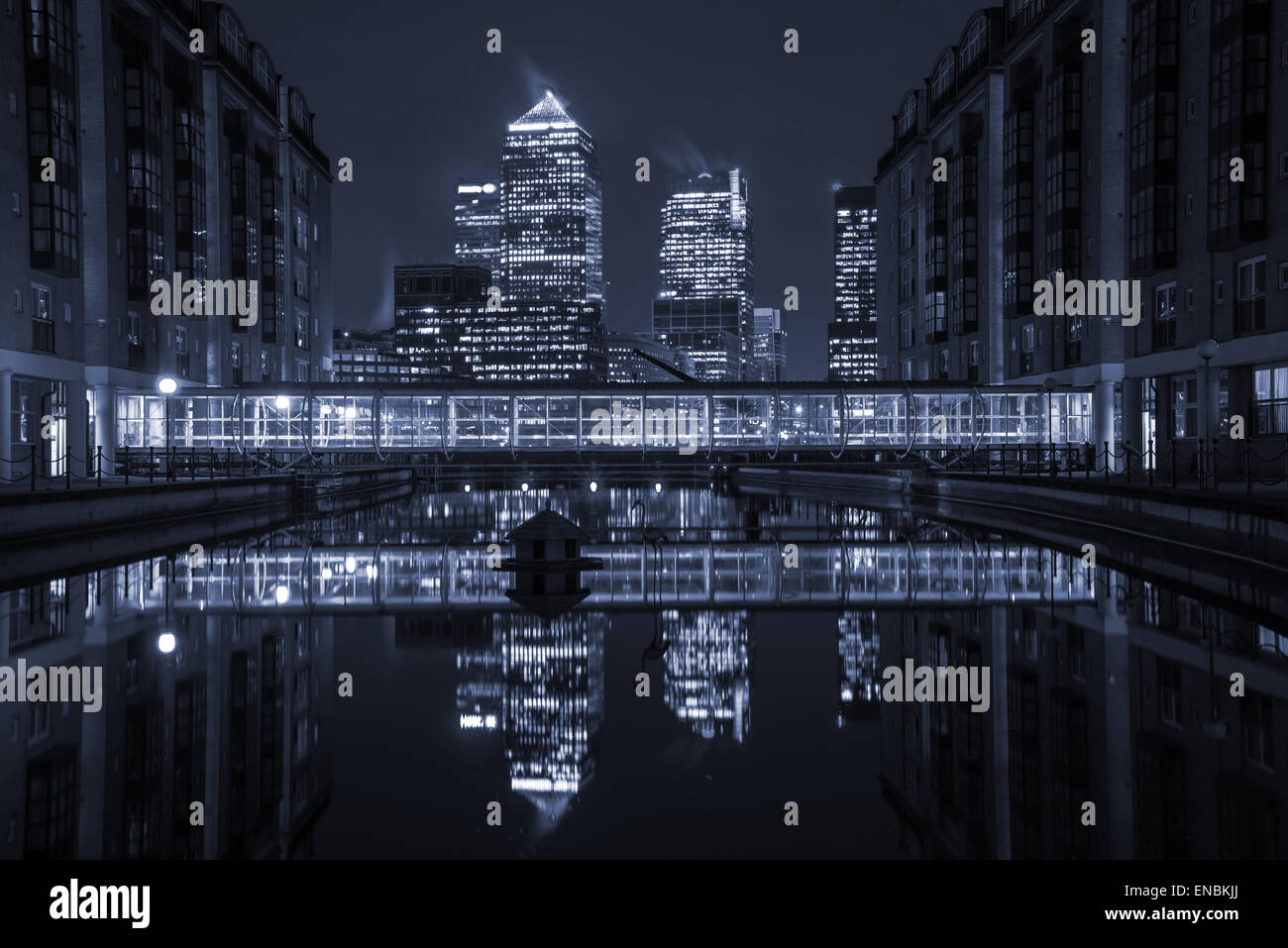 Vista notturna illuminata su edifici di Londra. Foto Stock