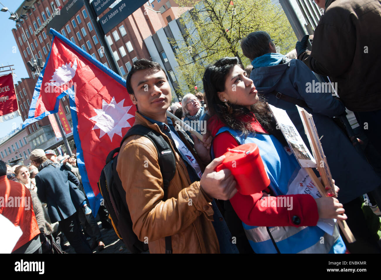 Oslo, Norvegia. Il 1 maggio, 2015. I volontari con la Croce Rossa per portare una bandiera nepalese e donazione cup come essi raccogliere donazioni per aiutare le vittime del terremoto, Oslo, Norvegia, 1 maggio 2015. Credito: Ryan Rodrick Beiler Alamy/Live News Foto Stock