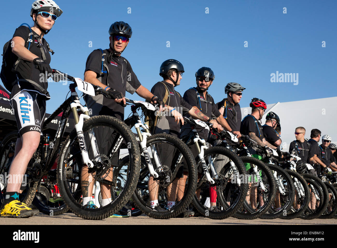 Veterani militari di attendere presso la linea di partenza a ex Presidente George W. Bush guerriero Istituto 100K in bicicletta Foto Stock