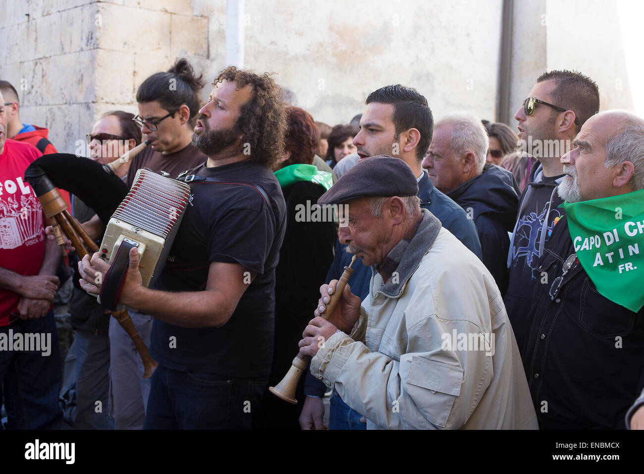 Cocullo, Italia. Il 1 maggio, 2015. Ogni anno a Cocullo (Abruzzo, Italia) si tiene un festival unico in onoour di san Domenico, protettore da Snake bite. La tradizione è antica come l essere umano sulla terra perché snake rappresentano il collegamento tra uman vita e la madre terra. I serpenti nella foto sono 'quattro rivestita snake' (Elaphe quatuorlineata). Serpari (questo è il nome del popolo che vive di suoneria serpente) è il solo le persone in Europa con il permesso di caccia e detenere serpenti, che verrà liberato i giorni dopo il festival Credito: Francesco Gustincich/Alamy Live News Foto Stock