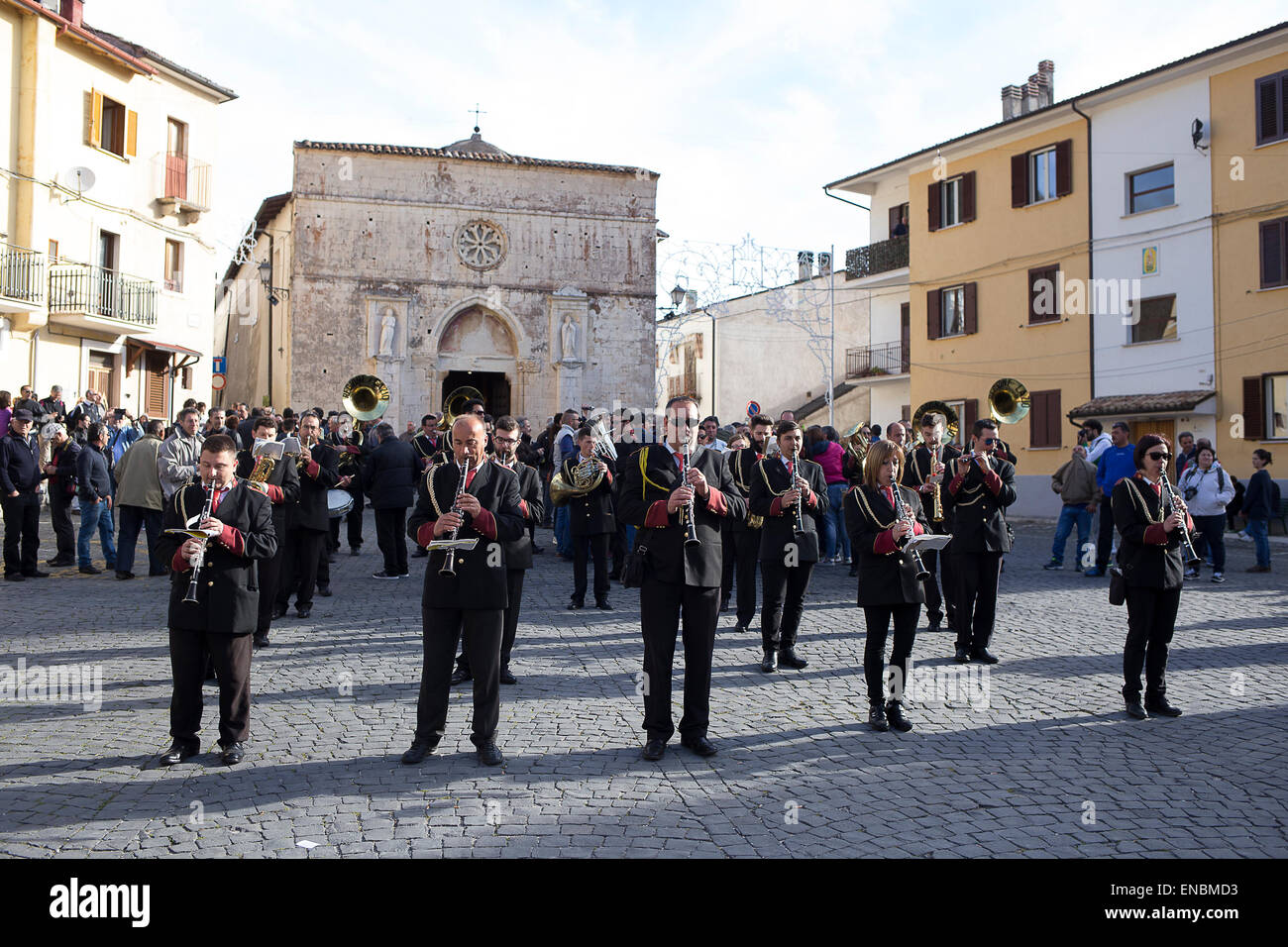 Cocullo, Italia. Il 1 maggio, 2015. Ogni anno a Cocullo (Abruzzo, Italia) si tiene un festival unico in onoour di san Domenico, protettore da Snake bite. La tradizione è antica come l essere umano sulla terra perché snake rappresentano il collegamento tra uman vita e la madre terra. I serpenti nella foto sono 'quattro rivestita snake' (Elaphe quatuorlineata). Serpari (questo è il nome del popolo che vive di suoneria serpente) è il solo le persone in Europa con il permesso di caccia e detenere serpenti, che verrà liberato i giorni dopo il festival Credito: Francesco Gustincich/Alamy Live News Foto Stock