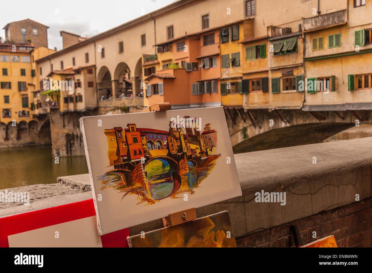 Dipinti in vendita lungo il fiume Arno vicino al Ponte Vecchio a Firenze, Italia Foto Stock