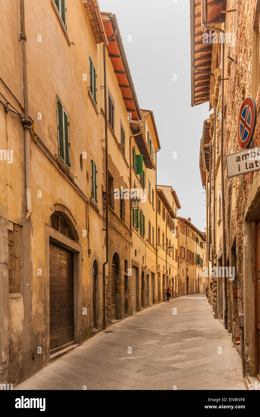 Nessun segno di parcheggio al di sopra di vuoto, strette, mattone ardesia street in Arezzo, Italia Foto Stock