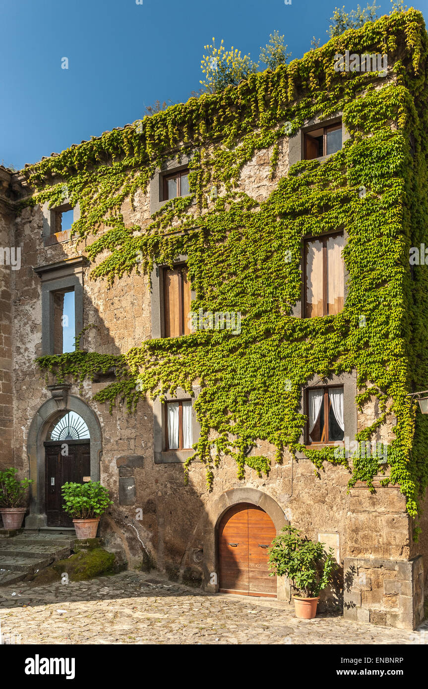 Ombra sul vecchio edificio in pietra nel borgo di Civita di Bagnoregio, Italia Foto Stock