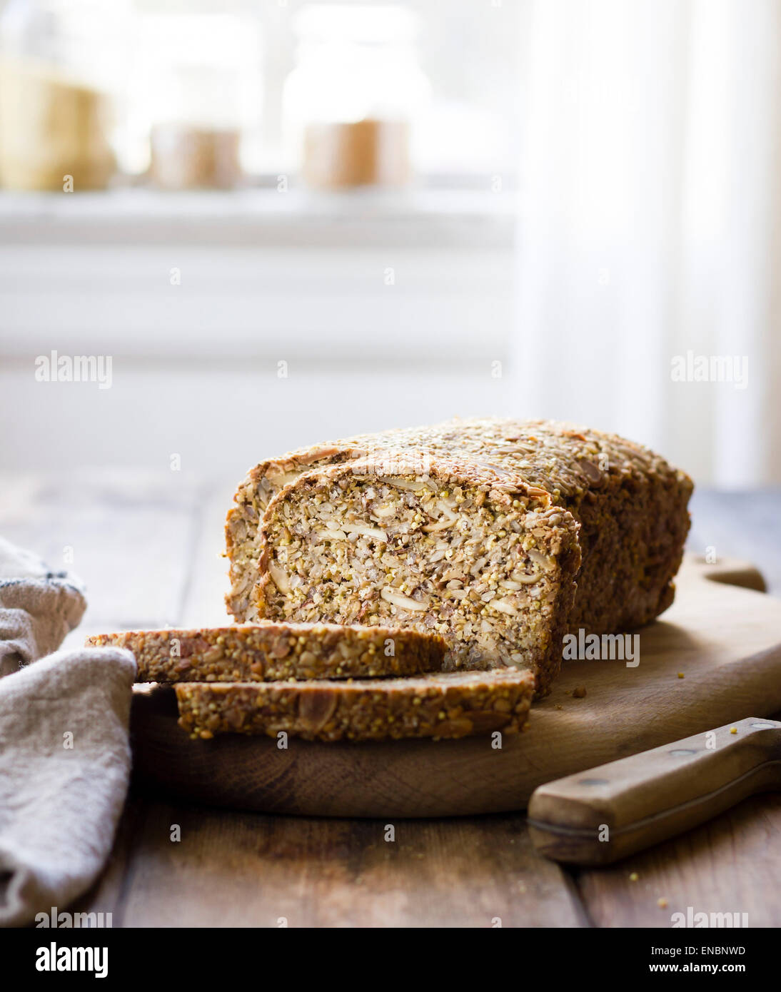 Un vegano senza glutine e dado di pane di sementi Foto Stock
