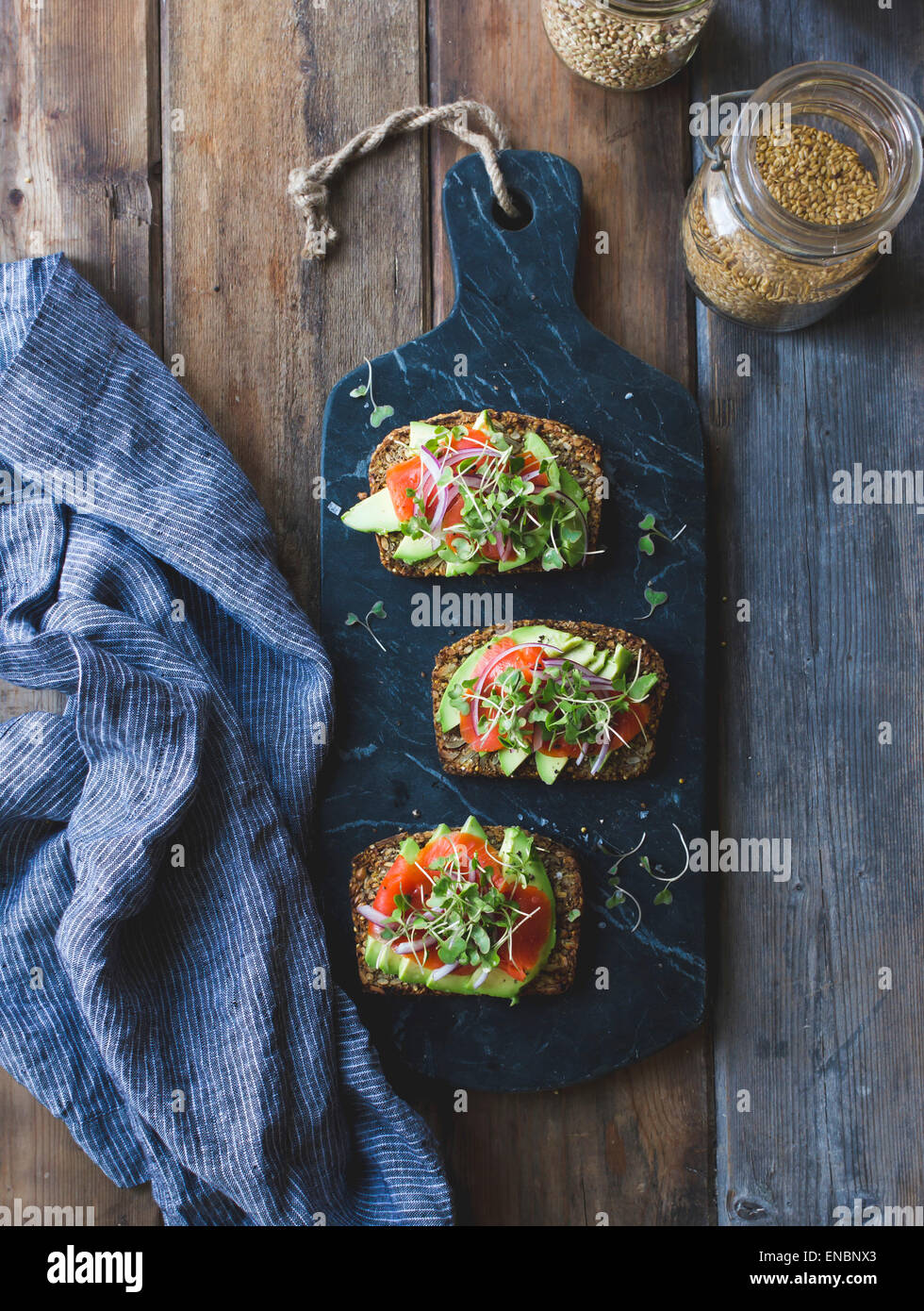 Un vegano senza glutine dado e semi di pane con insalata di avocado topping Foto Stock