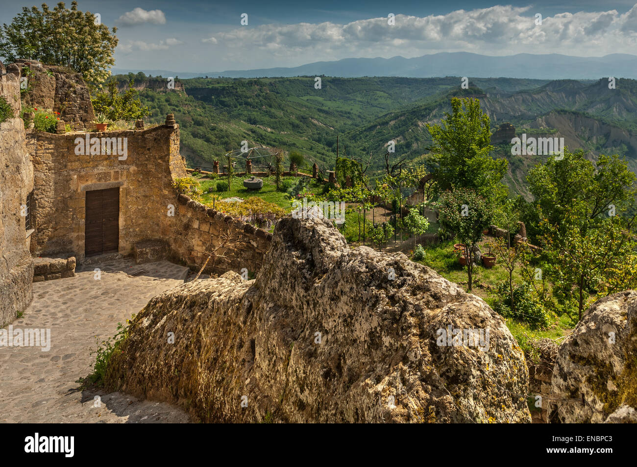 Panoramica dalla cima di Civita di Bagnoregio, Italia Foto Stock