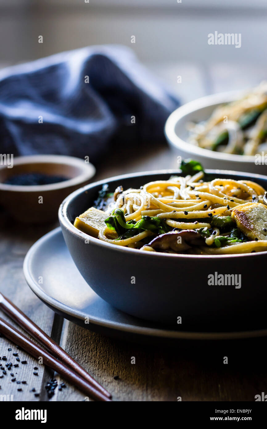 Il SESAMO tagliatelle con tofu e verdure Foto Stock