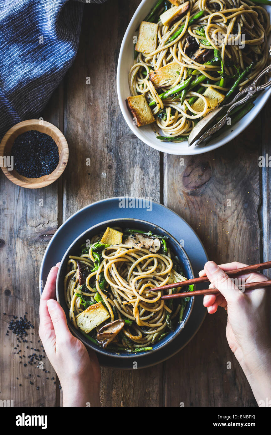 Il SESAMO tagliatelle con tofu e verdure Foto Stock