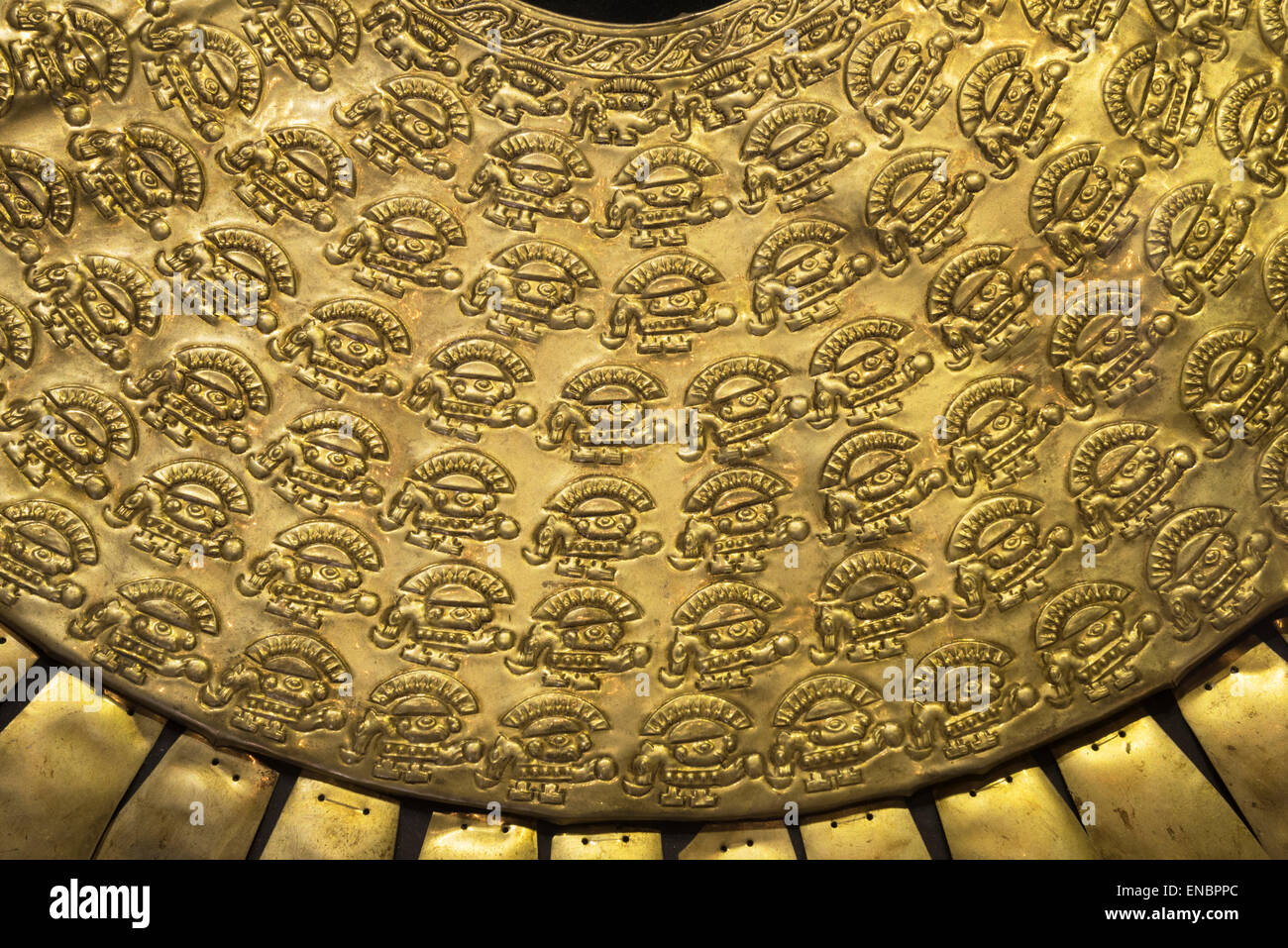 Dettaglio dell'oro offerta funeraria dal precolombiana cultura Chimú, nel Museo Larco, Lima, Perù. Foto Stock