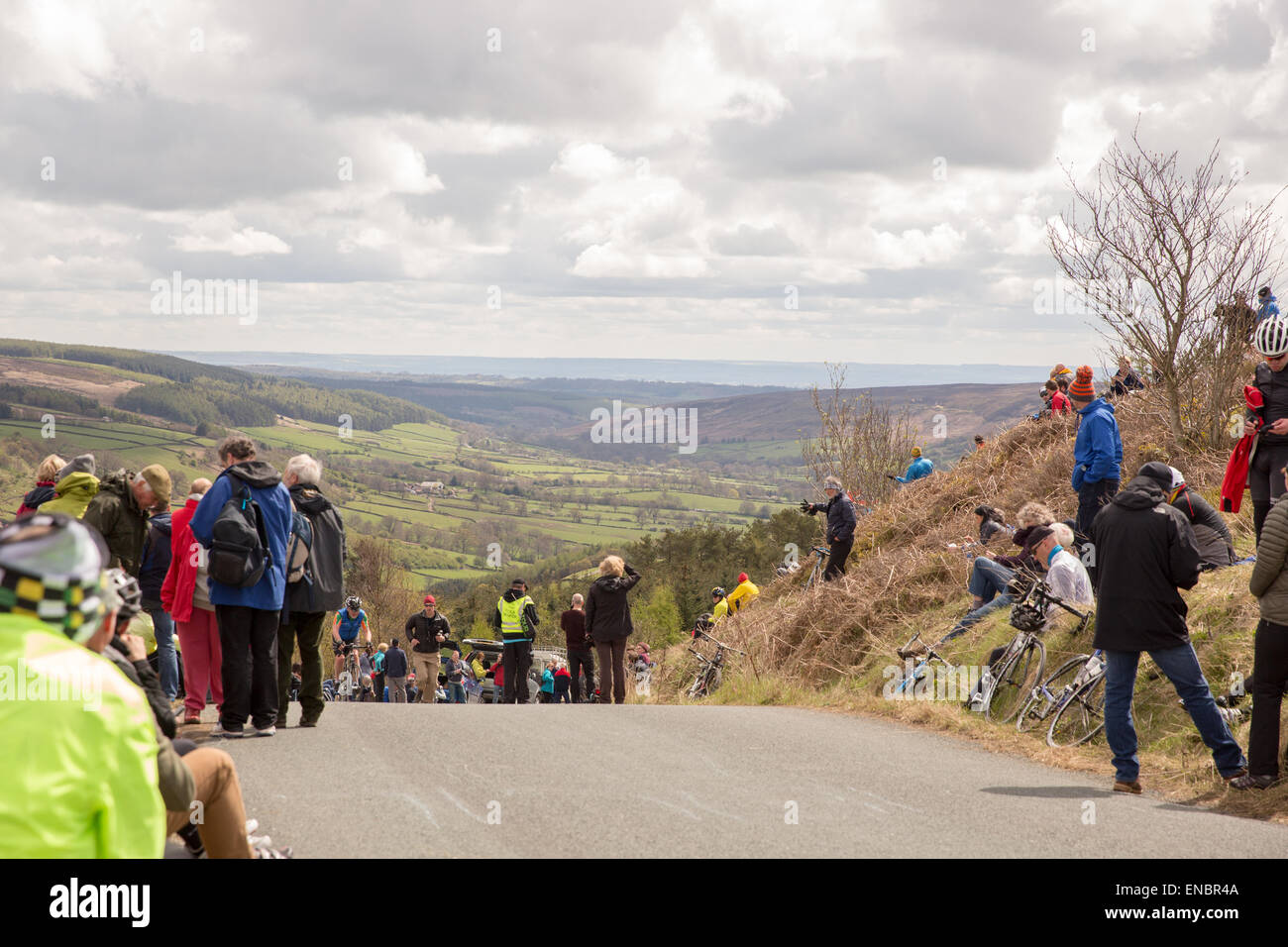 Il Tour de Yorkshire cycle race passa attraverso la Côte de Rosedale Abbey salire in North Yorkshire Moors. Foto Stock