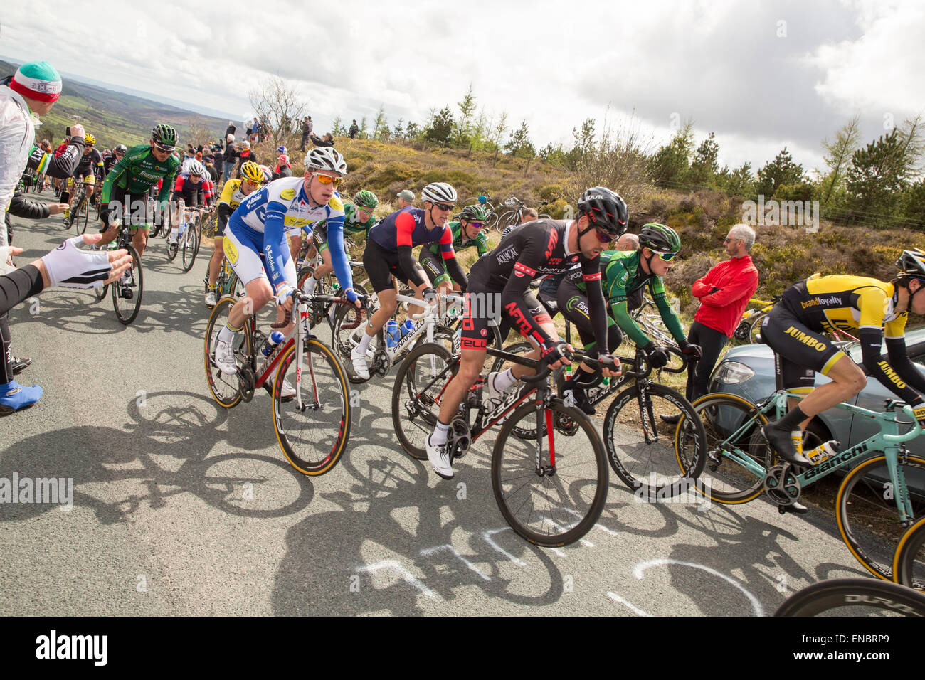 Il Tour de Yorkshire cycle race passa attraverso la Côte de Rosedale Abbey salire in North Yorkshire Moors. Foto Stock