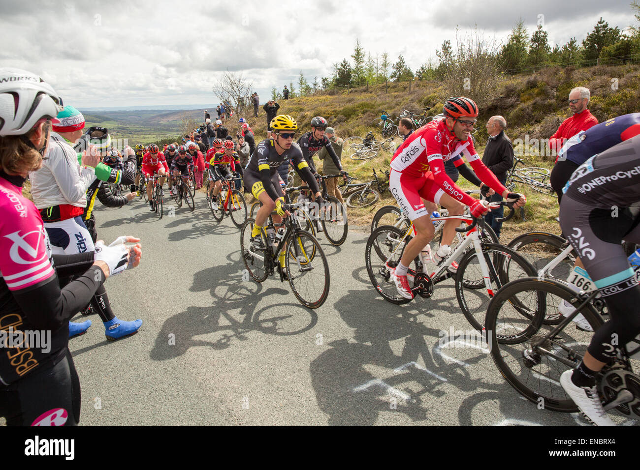 Il Tour de Yorkshire cycle race passa attraverso la Côte de Rosedale Abbey salire in North Yorkshire Moors. Foto Stock