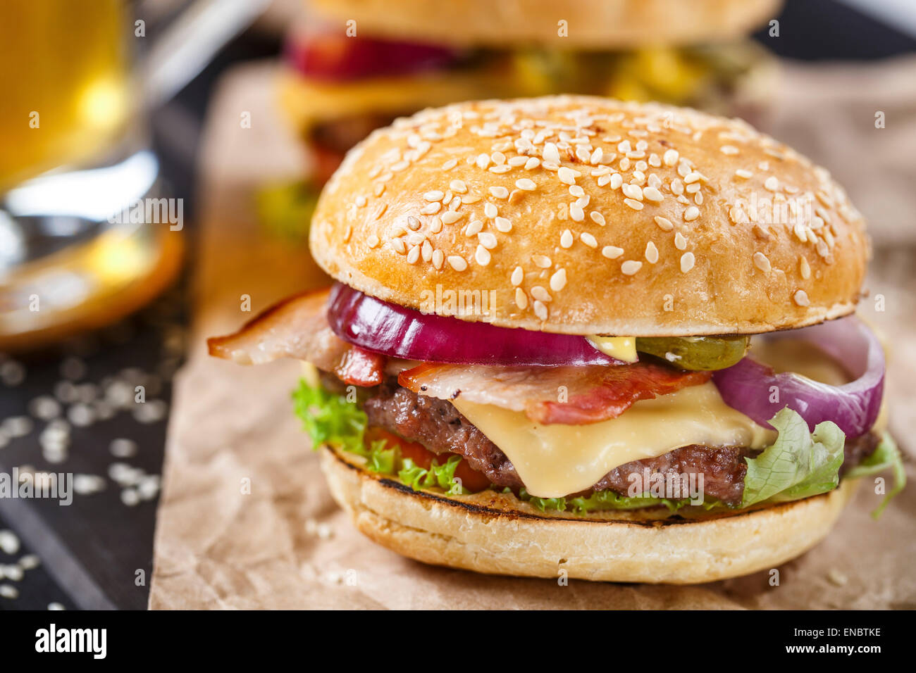 Deliziosi burger con carne di manzo, bacon, formaggio e verdure Foto Stock