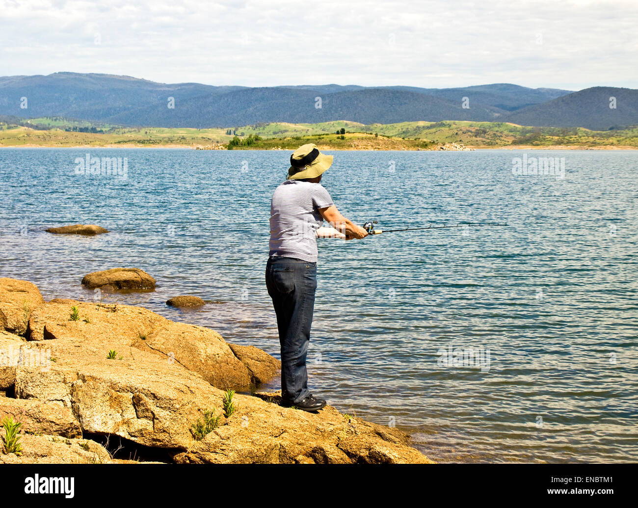 Australia: Lago Jindabyne, montagne innevate, NSW Foto Stock