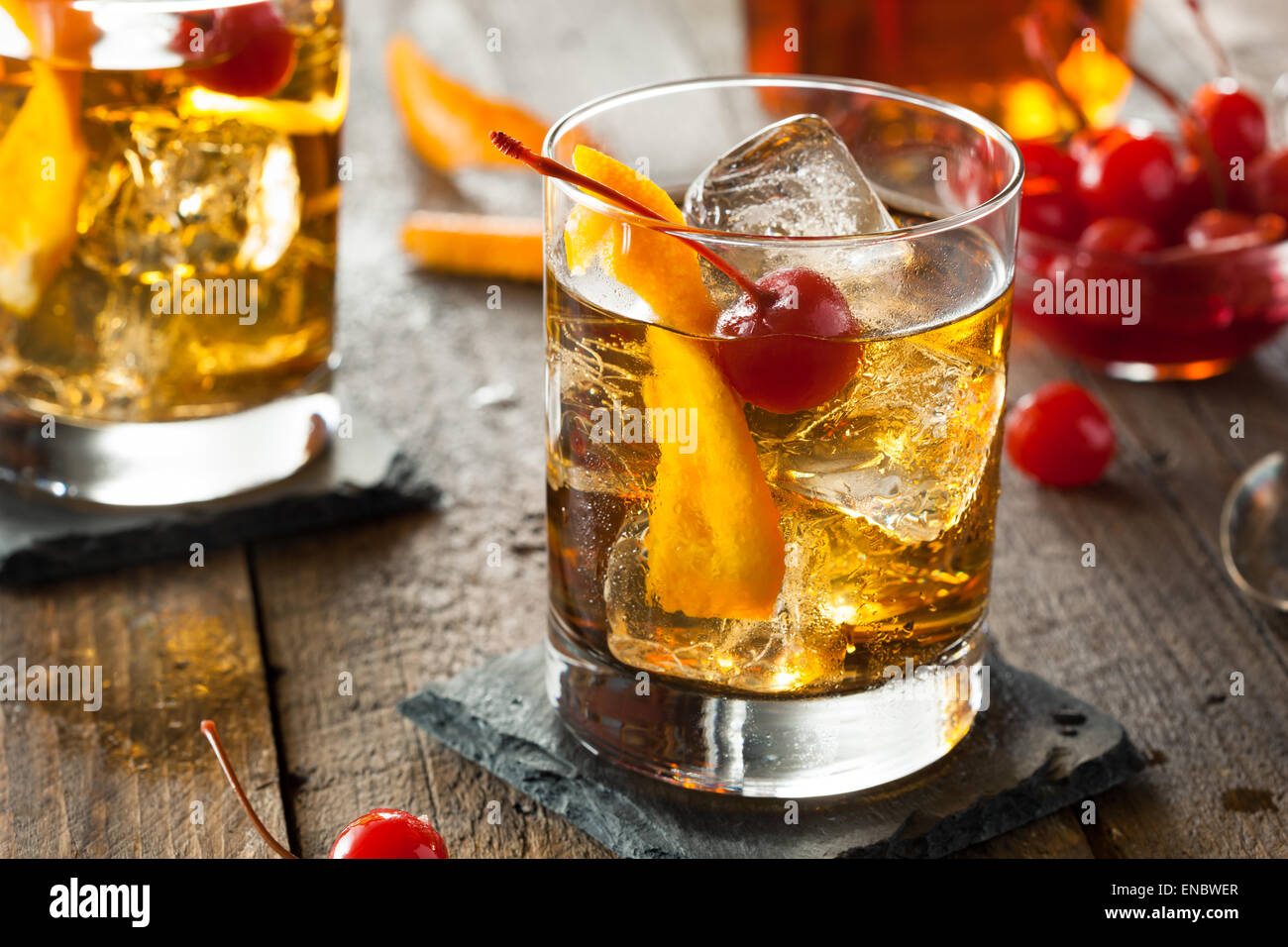 In casa di vecchio stile cocktail con ciliegie e buccia di arancia Foto Stock