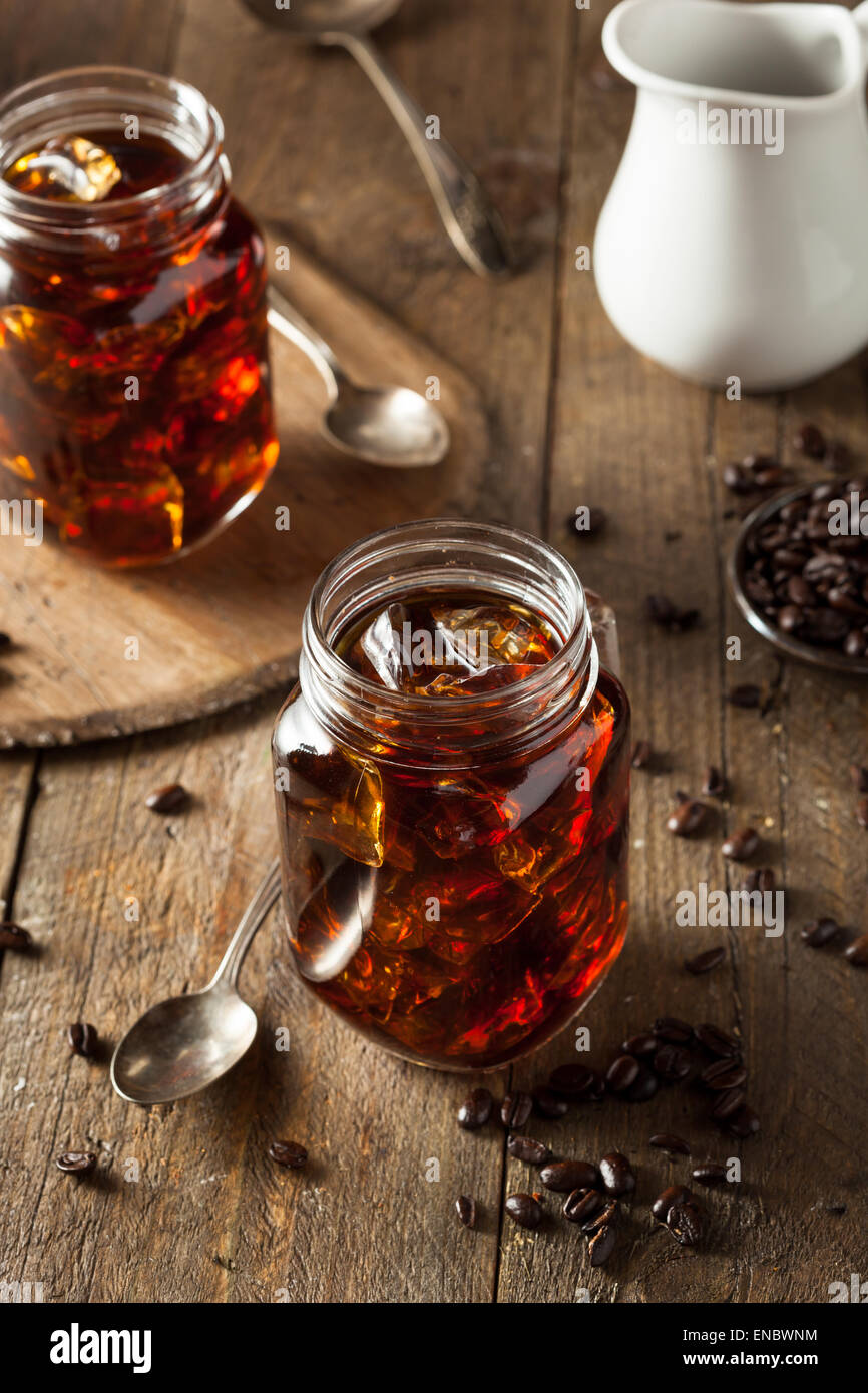 Il freddo in casa a preparare il caffè per bere per la prima colazione Foto Stock