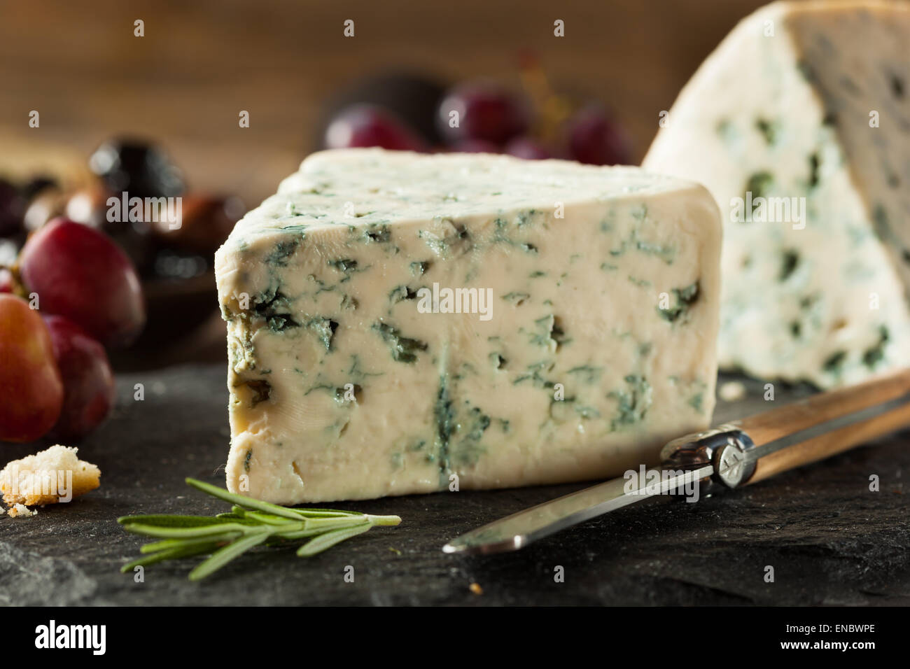 Organici di formaggio blu cuneo con olive e uva Foto Stock