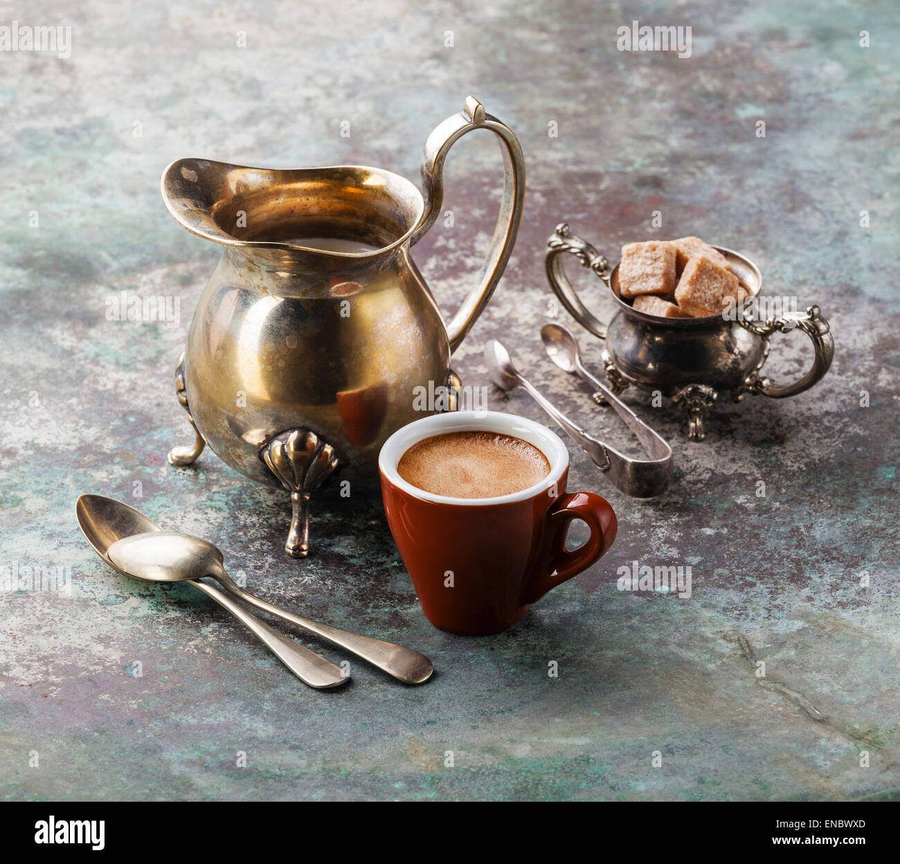 Tazza di caffè e crema su sfondo di metallo Foto Stock