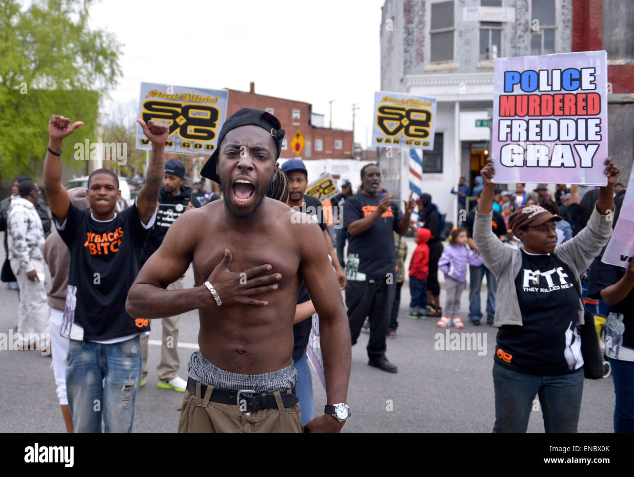 Baltimore, Stati Uniti d'America. Il 1 maggio, 2015. I residenti di celebrare in west Baltimore, Maryland, Stati Uniti, 1 maggio 2015. Maryland procuratore di Stato il venerdì ha annunciato penali contro tutti e sei i Baltimore ufficiali della polizia coinvolti nella morte del 25-anno-vecchio uomo nero Freddie grigio. Credito: Yin Bogu/Xinhua/Alamy Live News Foto Stock