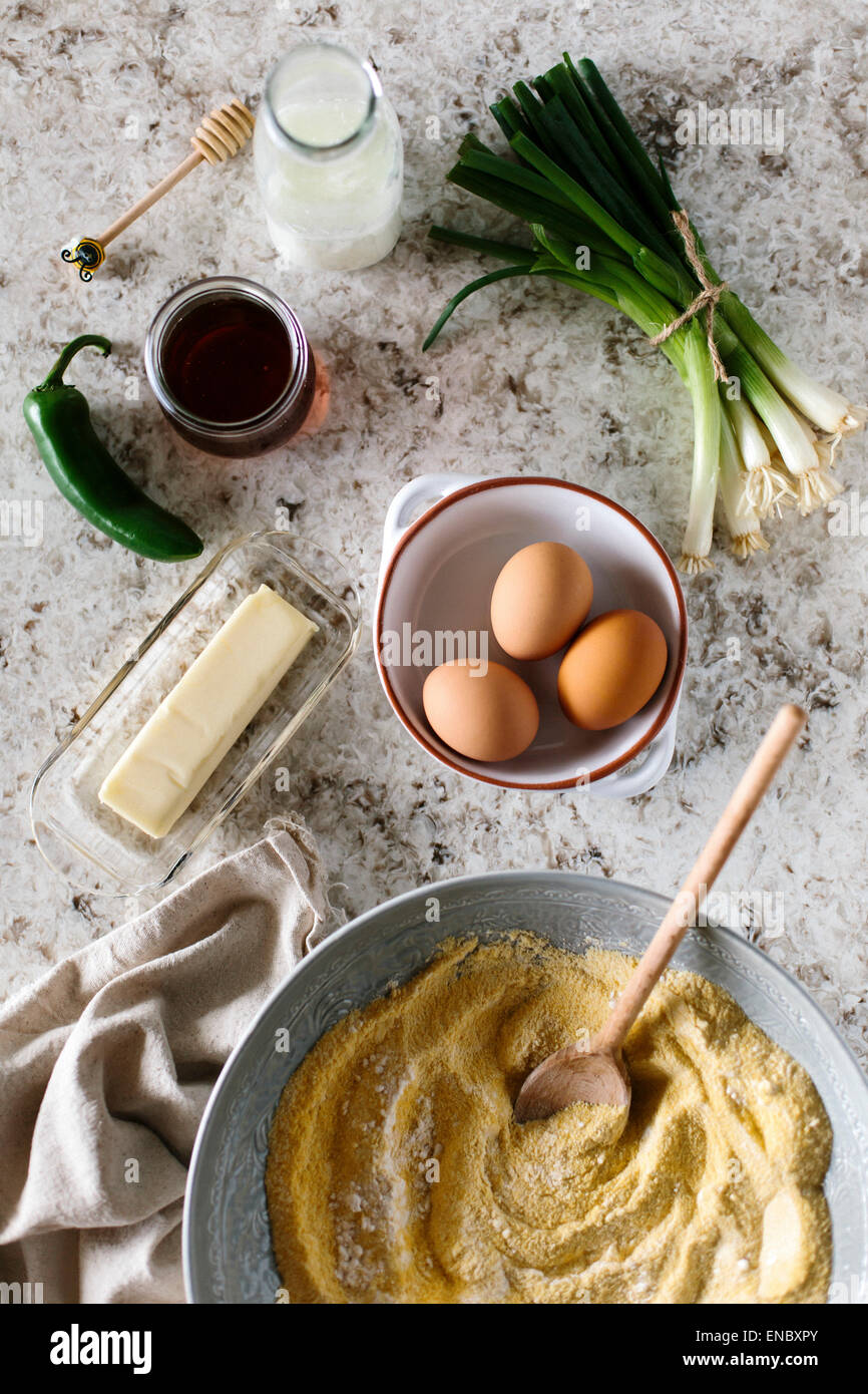 Ingredienti per Jalapeno e scalogno Cornbread visualizzata su un marmo bianco. Foto Stock