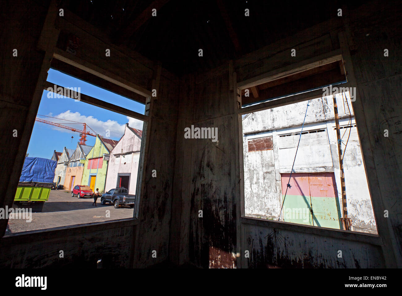 Edifici di magazzino al porto marittimo nella città costiera di Manado, Sulawesi Nord, Indonesia. Foto Stock