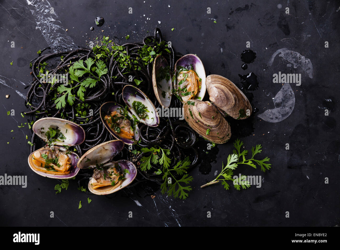 Piatti di pasta con le vongole Spaghetti vongole scuro su sfondo marmo Foto Stock