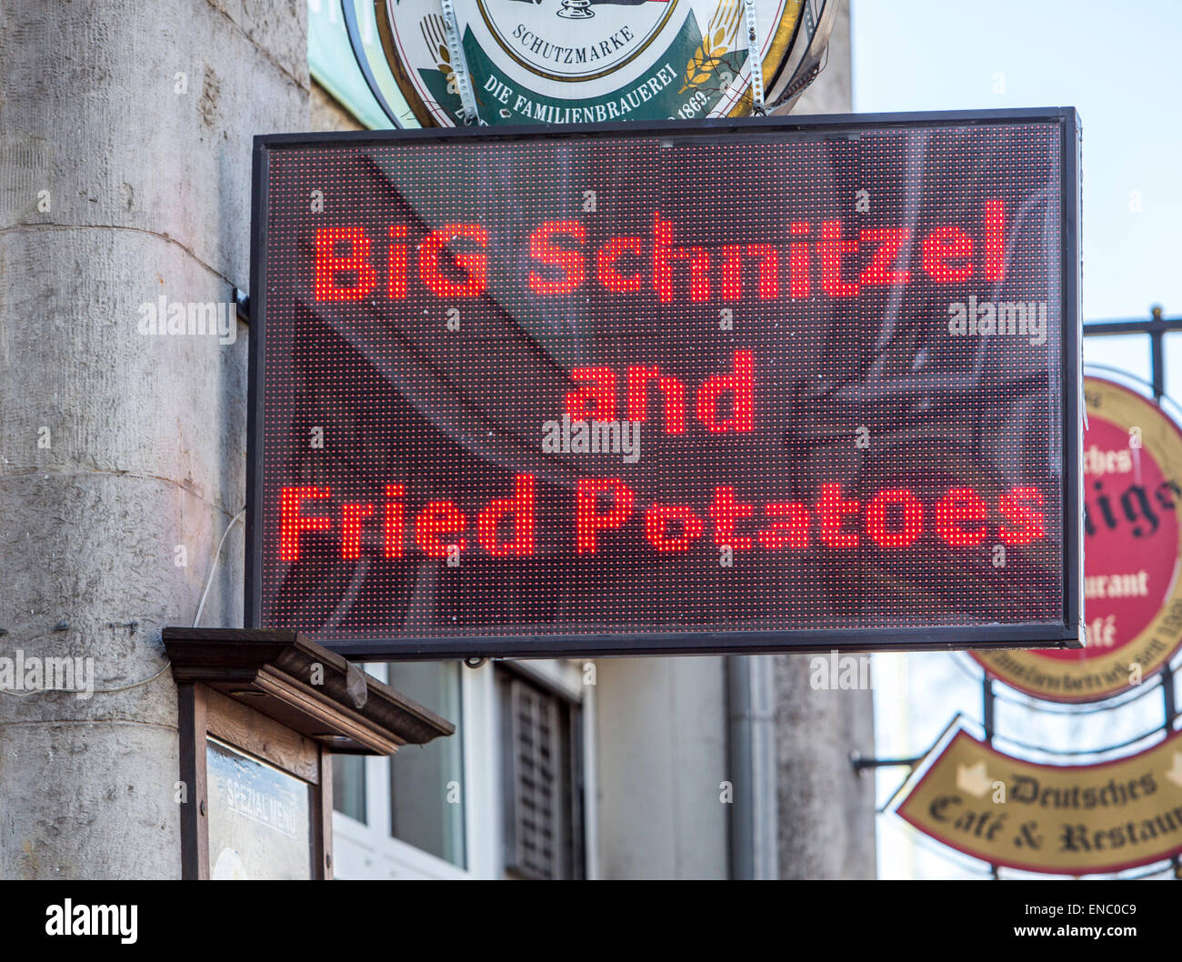 Pubblicizza ristorante su un display elettronico per 'Big Schnitzel, Berlino, Germania, Foto Stock